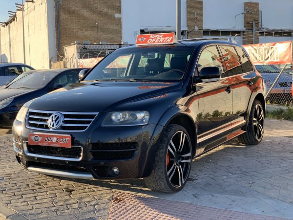 Много преди VW да оборудва Touareg с V8 дизелов мотор, налична беше още по-мощна версия. Появи се на автомобилното изложение в Париж през 2002 г. После марката пусна W12 Sport версия през 2004 г. в ограничени бройки. Тя споделя двигател W12 (444 конски сили) с Phaeton W12 - може би най-добрият седан на марката.

